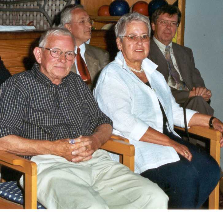 vorne: Heinz Frtjes, Getrud Frtjes, hinten links: Herr K.H. Pilling, Schulpflegschaft, hinten rechts: Herr Willi Jansen, Brgermeister, Alpen