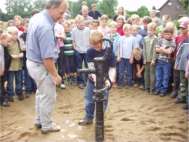 Die Einweihung der Pumpe mit allen Kindern und Lehrern