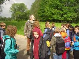 Herr Dr. Johan Moij erklärt Kindern der Klassen 3a und 3b die Natur der Bislicher Insel
