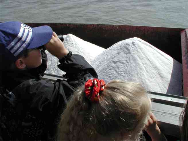 Ein 3000 Tonnen Salzfrachter wird beladen