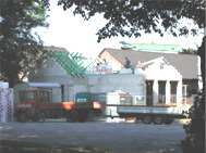 Am 21.6.03 wird der Dachstuhl aufgesetzt