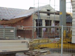 Der Bau wird verklinkert (Juli 2003)