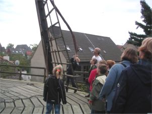 Die Windmühlenflügel müssen bespannt werden