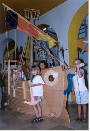 Das Schiff in der Eingangshalle der Grundschule  Foto: Hans Ehren