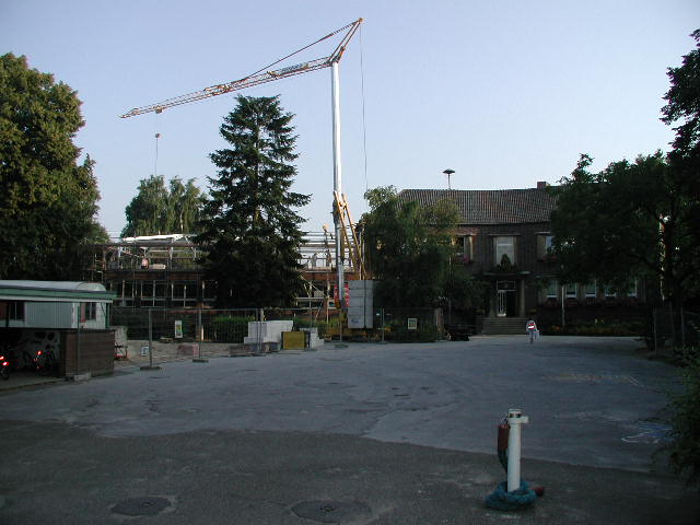 Der Kran hat seinen Platz auf dem Schulhof gefunden