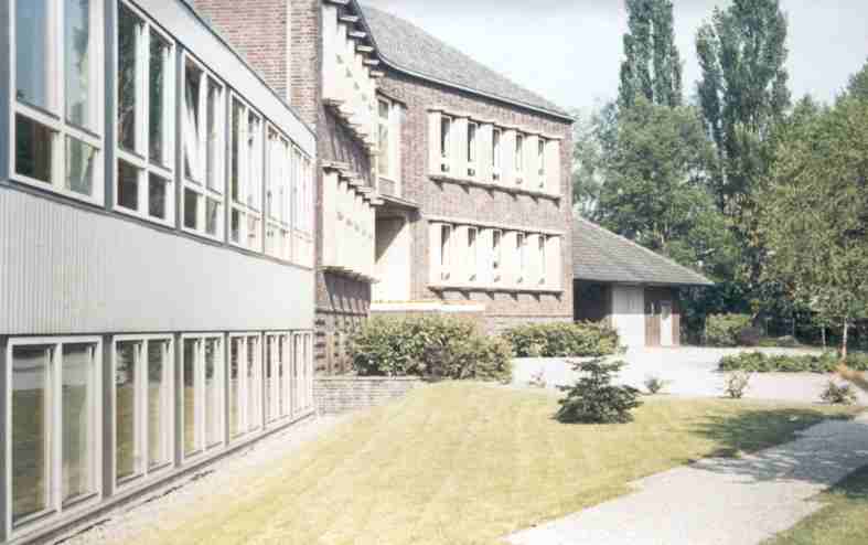 Vor dem Neubau wird ein Baum gepflanzt 1967
