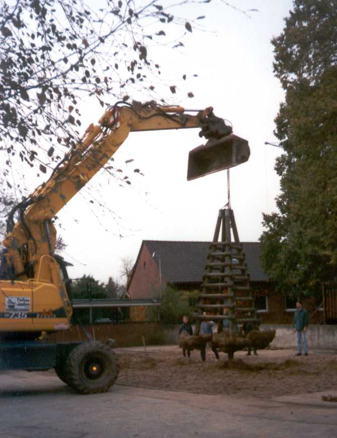 Im vorderen Schulhof werden die alten Spielgerte entfernt