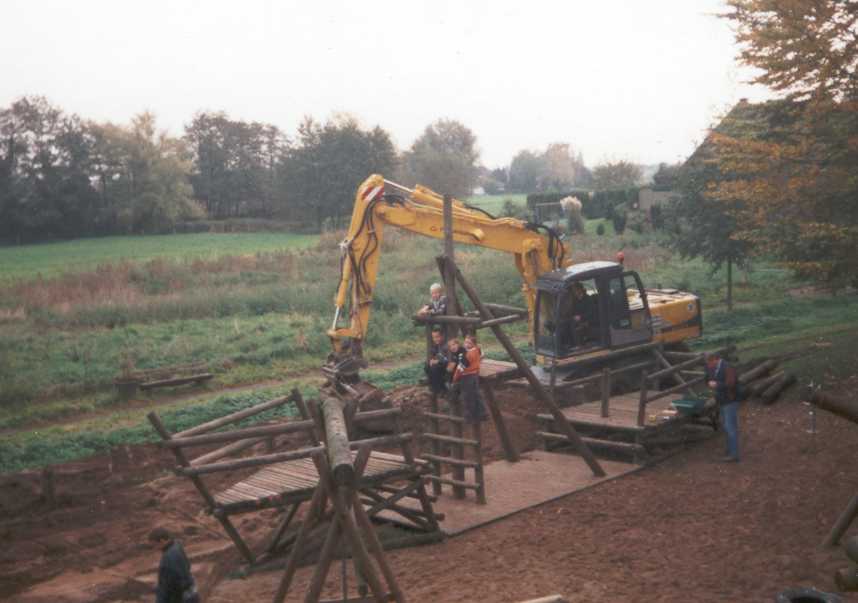Der Bagger hilft bei den Erdarbeiten